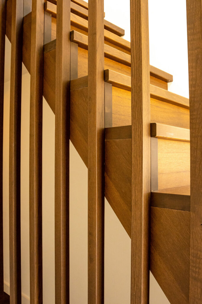 moderne-architectuur-renovatie-interieur-trap-binnenschrijnwerk-pelt