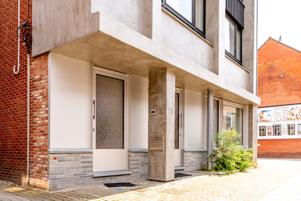moderne-architectuur-renovatie-verbouwing-appartementen-collectief-pelt-voorgevel-2